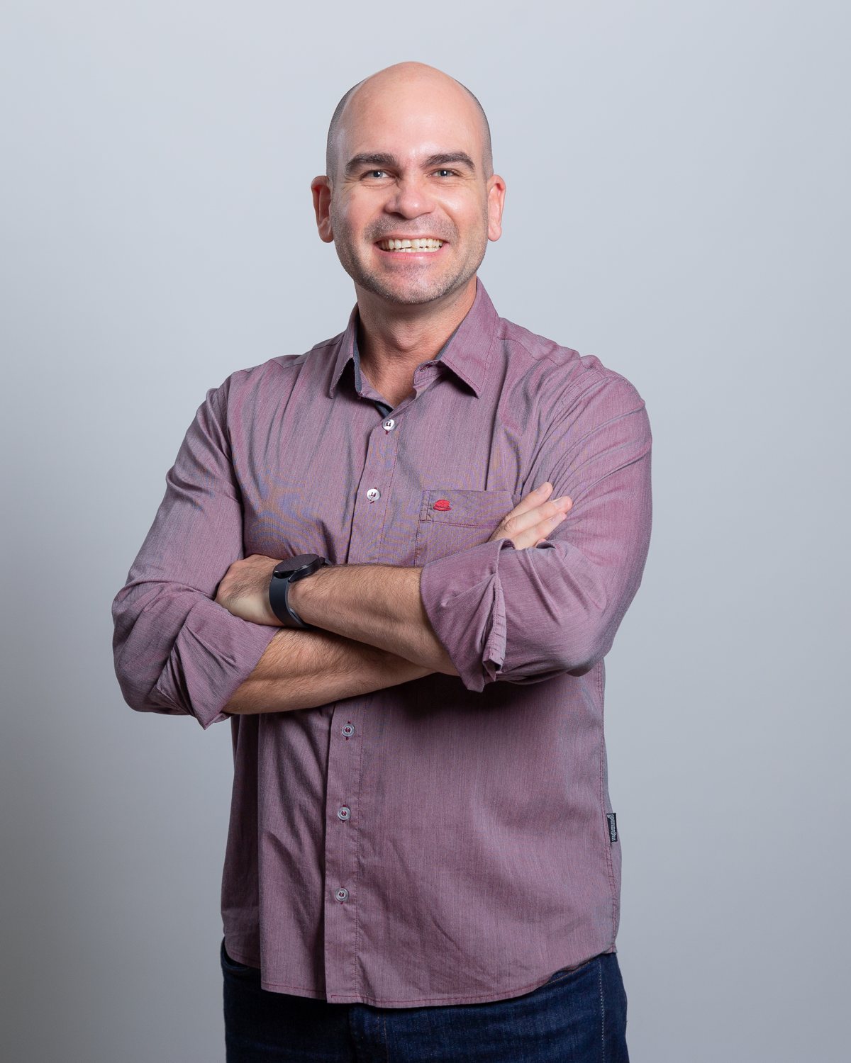 Felipe Lapa, de camisa de botão, em retrato de estúdio