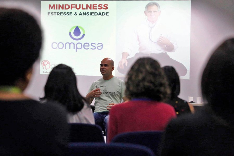 Felipe Lapa em palestra: Compesa